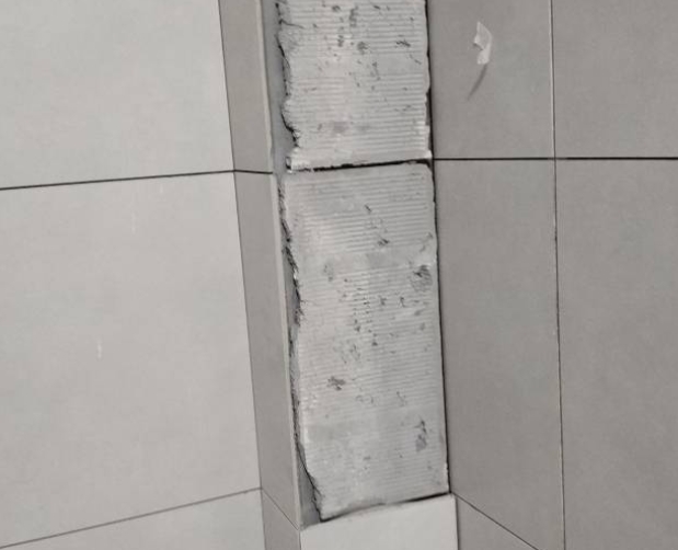 应城瓷砖空鼓维修公司分享下瓷砖施工前基层浇水润湿程度不足，可能导致以下问题