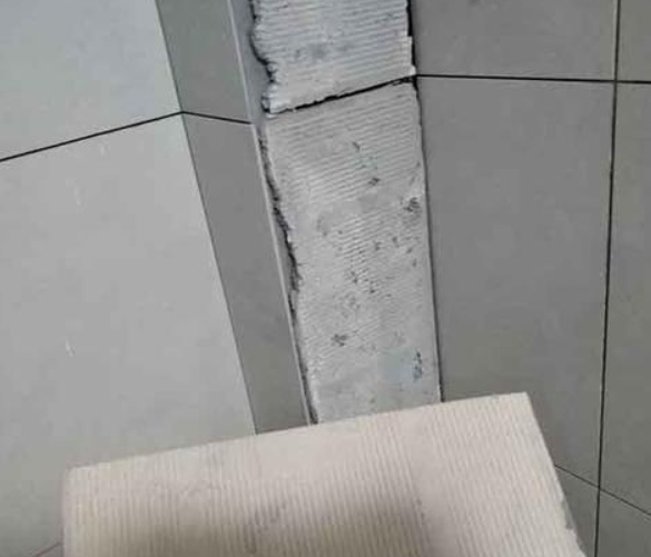 应城瓷砖空鼓维修公司分享下厨房瓷砖脱落的补救措施。